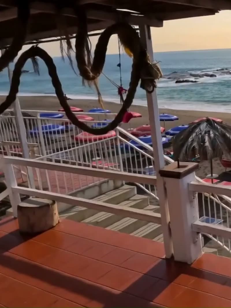 La terrazza del lido al tramonto, con la spiaggia davanti